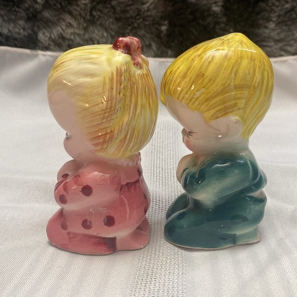 Vintage Ceramic Praying salt and pepper shakers in Pink and Green - Picture 4 of 15